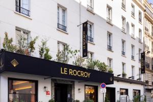 巴黎Hotel Le Rocroy的带有乐章的白色建筑的外墙
