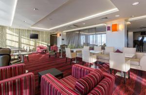 斯皮克希尔顿汉普顿利物浦约翰·列侬机场酒店的酒店大堂设有沙发和桌椅