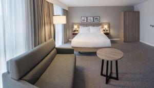 曼彻斯特老特拉福德旅馆的酒店客房,配有床和沙发