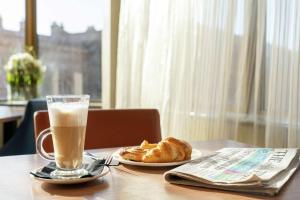 泰恩河畔纽卡斯尔纽卡斯尔希尔顿汉普顿酒店的桌上放着咖啡和羊角面包,还放着报纸