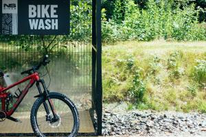康威Hilton Garden Inn Snowdonia的自行车停放在自行车清洗标志旁