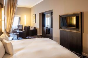 爱丁堡爱丁堡市中心希尔顿逸林酒店的配有一张床和一台平面电视的酒店客房
