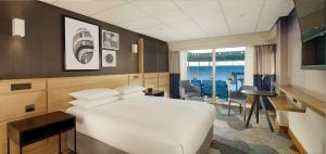 考文垂DoubleTree by Hilton Coventry Building Society Arena的酒店客房带一张床、一张桌子和椅子