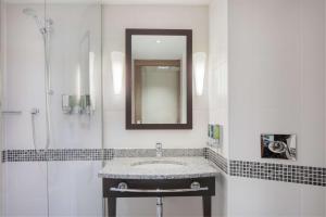 约克约克希尔顿汉普顿酒店的一间带水槽和镜子的浴室
