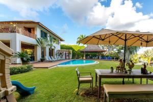 San Rafael del YumaSunny Vacation Villa No 71的后院设有桌子、遮阳伞和游泳池