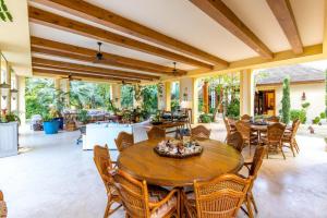San Rafael del YumaSunny Vacation Villa No 71的户外庭院配有木桌和椅子