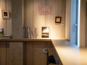 松江市煎 SEN的一张桌子,上面有书架