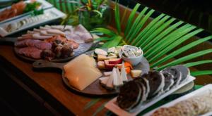 安加罗阿Hotel Hare Uta的一张桌子,上面放着奶酪、肉类和其他食物