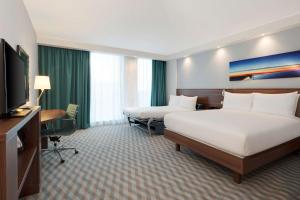 斯丹斯达蒙费雪特伦敦斯坦斯特德机场希尔顿汉普顿酒店的酒店客房设有两张床和一台平面电视。