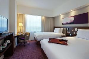 霍利希尔顿汉普顿伦敦盖特威克机场酒店的酒店客房设有两张床和一台平面电视。