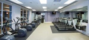 达特福德达特福德大桥希尔顿逸林酒店的健身房设有一排跑步机和有氧运动器材