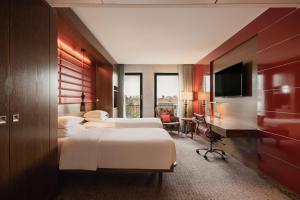 海牙海牙希尔顿酒店的酒店客房设有两张床和电视。