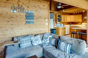奥康诺摩沃Okauchee Lake Vacation Rental with Boat Dock!的带沙发的客厅和厨房