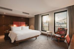 海牙海牙希尔顿酒店的酒店的客房 - 带一张床、椅子和窗户