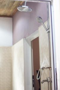 贝岛Cambria Hotel的一间带镜子和淋浴的浴室