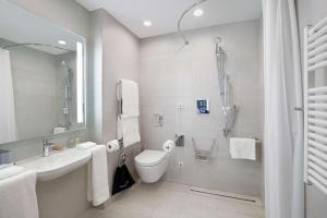 布达佩斯Hilton Garden Inn Budapest City Centre的浴室配有卫生间、盥洗盆和淋浴。