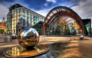 谢菲尔德Sheffield City Centre , free Wifi & Parking - Private Room - Shared House的建筑物前的一个大型金属球