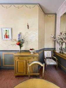 蒙布兰莱班Mont Ventoux-Chateau Gipieres app nr 9的客房设有书桌、椅子和镜子