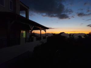 海若克利欧Creta Luxury Villas的日落在房子上,太阳落山