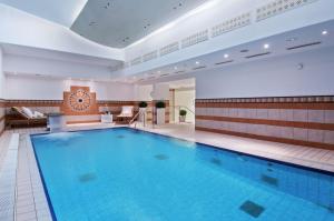 慕尼黑希尔顿慕尼黑公园酒店的在酒店房间的一个大型游泳池