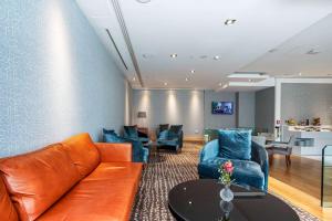 尼科西亚Hilton Nicosia的客厅配有沙发和蓝色椅子