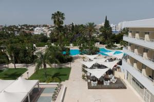 尼科西亚Hilton Nicosia的享有带游泳池的度假村的空中景致