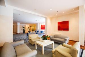 菲乌米奇诺希尔顿罗马机场酒店的带沙发和桌子的客厅