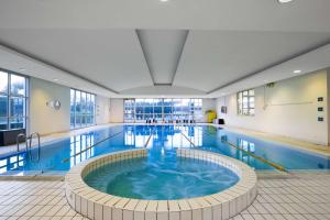 菲乌米奇诺希尔顿罗马机场酒店的一个带大型游泳池的大型游泳池