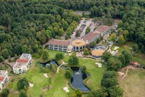 索斯图尼恩DoubleTree by Hilton Royal Parc Soestduinen的享有一座带高尔夫球场的建筑的空中景致