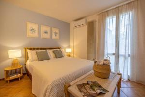 加比切马莱Casa Orizzonte - Appartamento con vista的一间卧室设有一张大床和一个窗户。