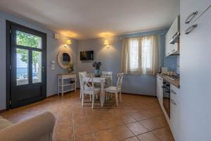 加比切马莱Casa Orizzonte - Appartamento con vista的厨房以及带桌椅的用餐室。