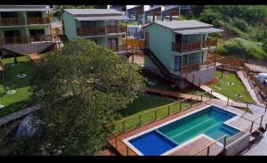 贝泽罗斯POUSADA KALUKA的享有带游泳池的房屋的空中景致