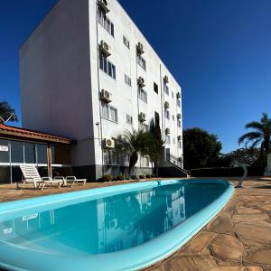 博伊图瓦Hotel Boituva Inn - Your Hotel的大楼前设有游泳池的酒店