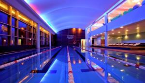 华沙Hilton Warsaw City Hotel的游泳池,位于拥有车道的建筑内