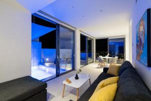 拉夫蒂港White Cliff Luxury Suites by A&D Properties的客厅配有沙发和桌子