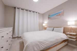 科克伦Modern 3 Bedroom Home & Office & Media Room的白色的卧室设有一张大床和一个窗户