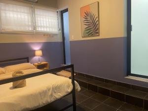 巴拿马城厄尔玛齐科旅馆的一间卧室设有两张双层床和一扇窗户。