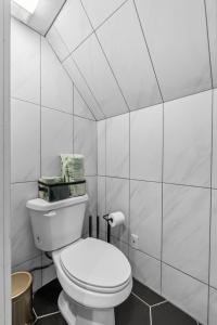 希伯城Stylish Studio in Heber City的一间位于客房内的白色卫生间的浴室