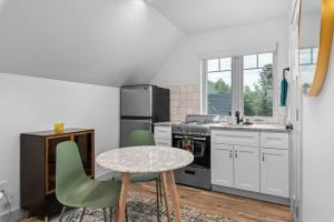 希伯城Stylish Studio in Heber City的厨房配有桌子和绿色椅子
