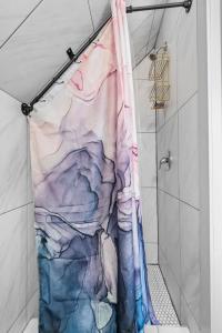 希伯城Stylish Studio in Heber City的浴室内装有带山壁画的淋浴帘