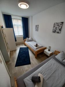 茨维考L118 Vermietungen的一间小房间,配有两张床和一张沙发