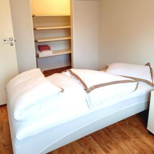 奥斯陆Modern central apartment next to beautiful nature2424的客房内的一张带白色枕头的床