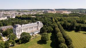 凡尔赛Waldorf Astoria Versailles - Trianon Palace的享有白色大建筑的空中景致