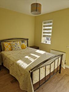 曼彻斯特Private room的一间带床的卧室,位于带窗户的房间内
