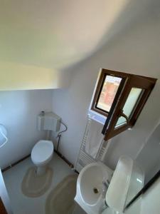 Pensiunea Agroturistica Casa Tarta的白色的浴室设有卫生间和水槽。