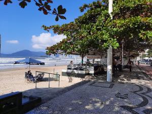 巴拉奈里奥-坎布里乌Amplo Apto 2sui+1Q Vista Mar 50m da Praia的海滩上有人,有树的海滩