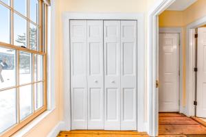 斯托Stowe Mountain Road Escape的窗户房间里一扇白色的门