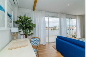 圣米格尔德阿沃纳Ático Cholas by the Beach的客厅配有蓝色的沙发和桌子