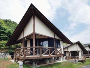 OtsukiHotel Bellreef Otsuki - Vacation STAY 43762v的茅草屋顶的房子