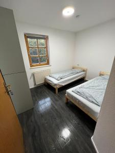 林茨Monteurzimmer Linz的客房设有两张床和窗户。